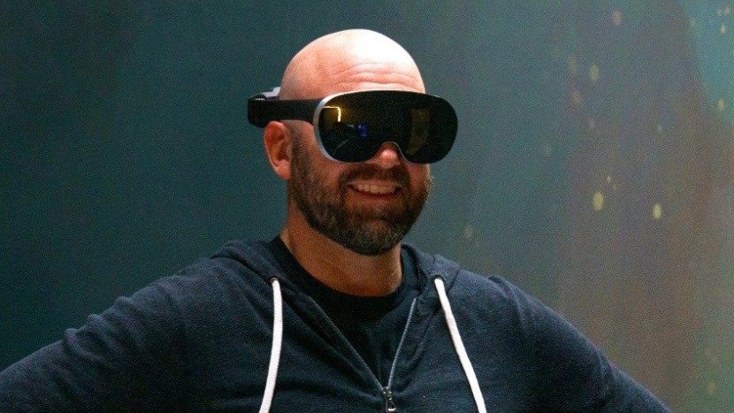 Andrew Bosworth con las Oculus Quest Pro o un prototipo
